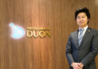 法律事務所DUON玄関と片島均弁護士の写真