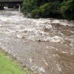 台風など自然災害の賠償請求はできるのか。河川氾濫のイメージ写真